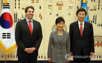 주한 미국 대사와 기념촬영하는 박 대통령
