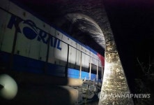꽝∼ 충돌 순간 열차는 암흑 속 아수라장 돌변
