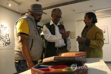 인도에서 전주 한지 문화제…의상 등 선보여