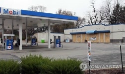 미국 퍼거슨시 시위장소 인근 문 닫은 주유소