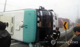 장수서 고교 통학버스 전도…5명 부상(종합)