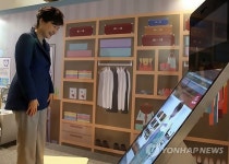 옷 맵시 살펴보는 박 대통령