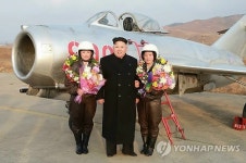 북한 김정은, 첫 여성 전투기 조종사 비행훈련 참관