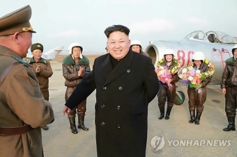 북한 김정은, 첫 여성 전투기 조종사 비행훈련 참관