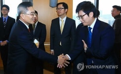 직원들과 인사하는 하영구 신임 회장