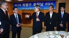 직원들과 이야기하는 하영구 신임 회장