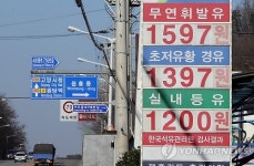 기름 값 뚝뚝…휘발유 1천500원대 주유소 확산