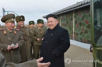 김정은, 북한 호위사령부 포병부대 시찰