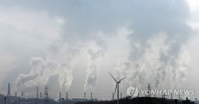 들이닥친 한파…수증기 피어오르는 발전소