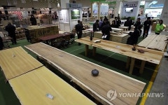 가구 둘러보는 참가자들