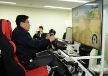 레이싱 시제품 체험하는 윤상직 장관