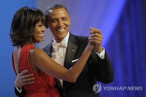 오바마 부부, 해리스 부통령 지지 선언…민주당 전당대회 분위기 뜨겁게