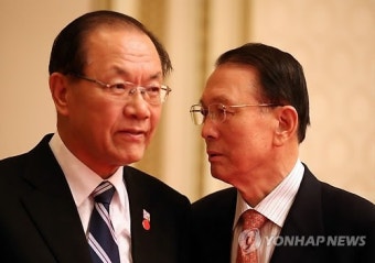 공식환영식장의 김기춘 비서실장과 황우여 장관