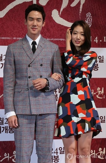 포즈 취하는 유연석-박신혜