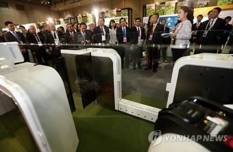 <한-아세안> 자동출입국심사 시스템 구경하는 행정장관들