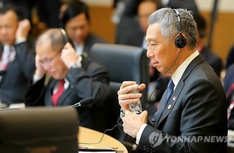 <한-아세안> 개회사 듣는 리셴룽 싱가포르 총리