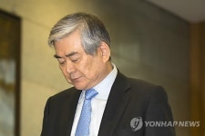 고개 떨군 조양호 한진그룹 회장
