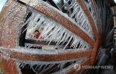 꽁꽁 언 함양 물레방아