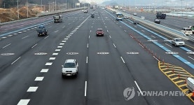 시원스럽게 달리는 남해고속도로