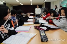 플루트 연주하는 증약초등학교 학생들