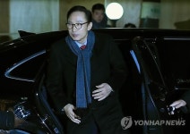 송년 만찬 참석하는 이명박 전 대통령