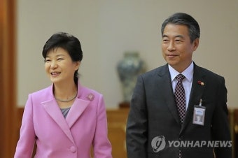 국민추천포상 수여식장 입장하는 박 대통령