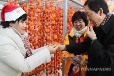 <카메라뉴스> 영동곶감 맛볼까…판매장 북적