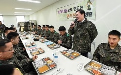 군부대 방문한 최경환 부총리