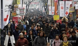 크리스마스 이브…명동은 인산인해