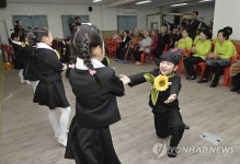 양로원 찾은 초등학생들