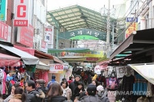 영화 흥행 덕에 국제시장 북적