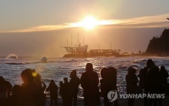 구름 사이로 해돋이…강릉 오전 7시40분 일출