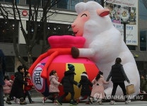 도심에 나타난 양 인형