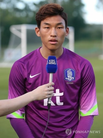 취재진 질문에 답하는 김승규
