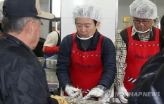 배식 봉사하는 남경필 경기도지사