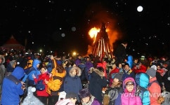 제주 성산일출봉 찾은 도민·관광객 아듀 2014년
