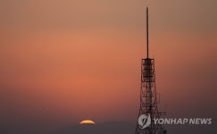 수줍게 모습 드러내는 2015년 첫 태양