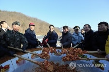 추위엔 송어낚시가 제맛…가평 자라섬 씽씽축제 개막