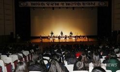 강릉 율곡중 졸업식…봄방학 없애