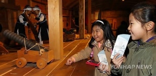 거북선 모형 내부 관람