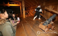 거북선 모형 내부 관람