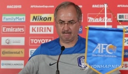 입술 깨물고 각오 다지는 슈틸리케 감독