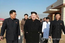 평양시버섯공장 시찰하는 김정은