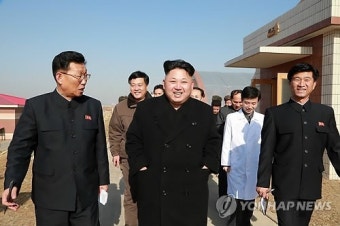평양시 버섯공장 시찰하는 김정은