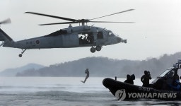 얼음 바다 항공 구조 훈련하는 해군 해난구조대