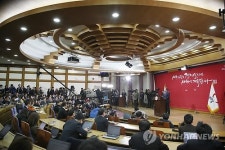 신년 기자회견하는 김무성 대표