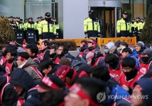 SK텔레콤 앞 집회 벌이는 희망연대 노조