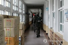 초등학교서 탈영병 수색하는 육군
