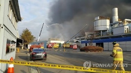 천안 부탄가스 공장 불…가스저장고 확산 막아라