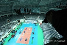 장충체육관은 경기 준비 중